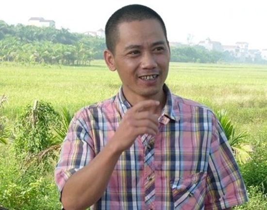 Khi được hỏi về cảnh quay gây nhiều tranh cãi này, đạo diễn Bình Trọng cho biết phim hài Làng ế vợ 2 đã được chiếu vào năm ngoái nên thông tin phim được ra mắt vào dịp Tết 2017 là không đúng. Anh cũng phân trần rằng, cảnh quay này chỉ thoáng qua vài giây nên không có gì quá phản cảm. Hơn nữa bộ phim cũng đã được Cục điện ảnh kiểm duyệt qua nên mới đủ điều kiện để phát hành trên thị trường.