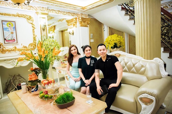 Lý Nhã Kỳ có mối quan hệ rất thân thiết với ông bầu Vũ Khắc Tiệp, trong buổi gặp gỡ đầu năm, người đẹp  Quỳnh Thư cũng có mặt bên hai nhân vật này.