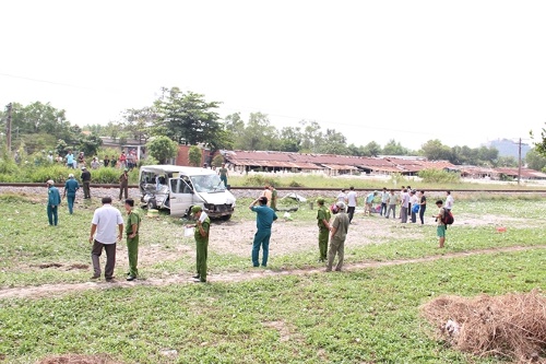 Tàu hỏa va chạm với ô tô, 2 người chết