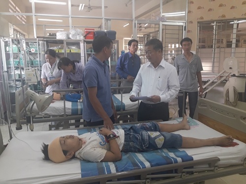 Lãnh đạo TP Biên Hòa hỗ trợ người bị nạn.