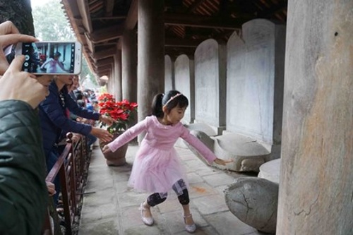 Cha mẹ khuyến khích con cái vượt rào sờ đầu rùa lấy may, mặc bảo vệ nhắc nhở tới nơi tới chốn. Ảnh: Nguyên Khánh