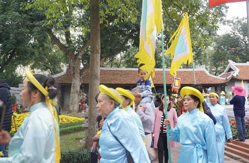 Đoàn tế lễ làm không khí thêm rộn ràng.