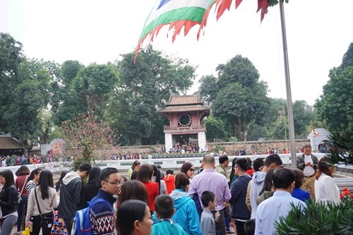 heo ông Lê Xuân Kiêu, Giám đốc Trung tâm Hoạt động Văn hóa khoa học Văn Miếu-Quốc Tử Giám, năm ngày đầu xuân ước tính 140 nghìn lượt vé bán ra và khoảng 30-40 nghìn lượt miễn phí vào Văn Miếu-Quốc Tử Giám. 