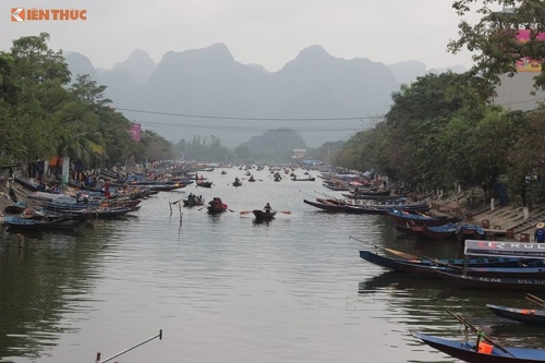 Theo ban tổ chức lễ hội chùa Hương năm 2017, tính đến ngày mùng 5 Tết (tức ngày 1/2) và trước ngày khai hội 1 ngày (tức vào mùng 6 Tết) chùa Hương đã đón khoảng 5.000 lượt du khách, ước tính lượng khách sẽ còn tăng lên.