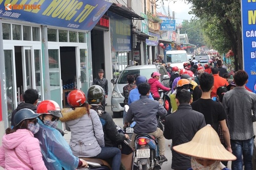 Do lượng khách kéo đến chùa Hương bắt đầu tăng dần, hướng di chuyển ở hai bên bờ suối Yến thỉnh thoảng xảy ra tình trạng ùn ứ giao thông.