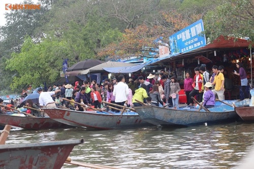 Đổ xô tới chùa Hương trước ngày khai hội