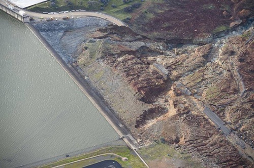 Nước trong hồ Oroville đang được xả ra, mực nước hiện đã giảm được hơn 6 cm. 