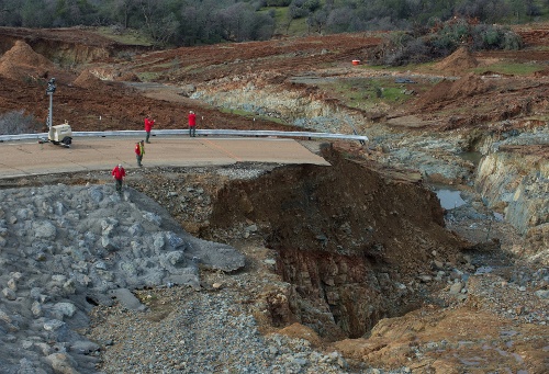 Hố sụt lún trên đường xả của đập Oroville. 