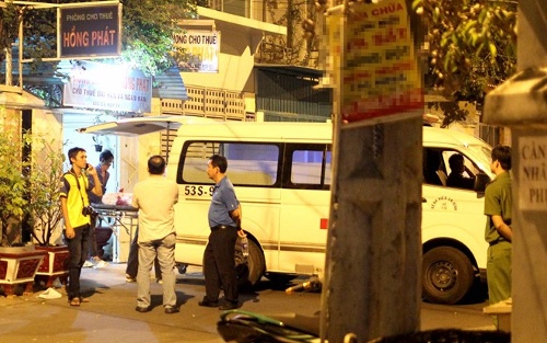 Thi thể nạn nhân được đưa khỏi khách sạn.