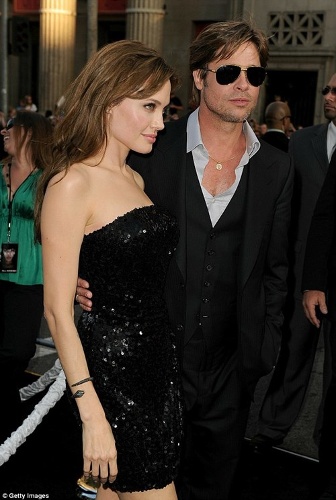 Kể từ sau khi đệ đơn ly hôn Brad Pitt, Angie có lối sống khá kín tiếng. Cặp đôi đẹp nhất Hollywood một thời giờ vẫn đang vướng lùm xùm về việc ly dị và phân chia quyền nuôi con sau khi chia tay.