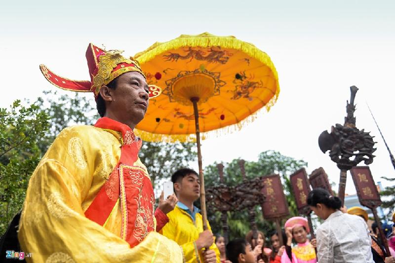 Nét độc đáo của lễ hội này là nghi thức rước kiệu dưới nước, gồm ba kiệu là Song Loan, Long Đình và Kiệu Lễ. Vị chủ hội năm Đinh Dậu là ông Nguyễn Văn Lơn (56 tuổi). Dân làng cho biết người có vinh dự này điều kiện phải trên 50 tuổi, gia đình song toàn.