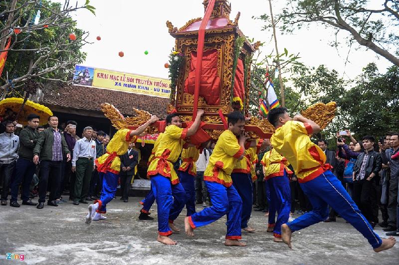 Ngày hôm trước (4/2), các cụ và sư thầy lễ để cho các phù giá là trai tráng (xã Minh Khai) rước kiệu về đình làng Thọ Lộc. Đến hôm nay chính hội, kiệu lại được đưa từ đình ra chùa.