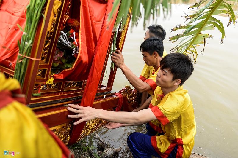 Sau khi làm lễ lúc 7h tại chùa, các trai làng được chia thành 3 đội để rước kiệu. Từ hơn 100 ứng viên đăng ký rước kiệu nhưng chỉ 24 người đạt yêu cầu sau khi xin đài âm dương vào ngày mùng 6 tháng Giêng.