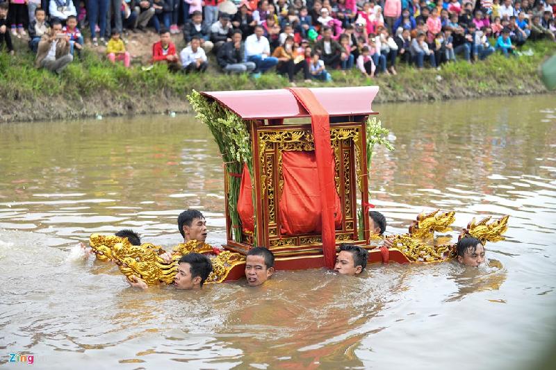 Những người này có 3 ngày để chuẩn bị sức khỏe, tinh thần cho buổi rước có thể kéo dài hàng giờ đồng hồ.