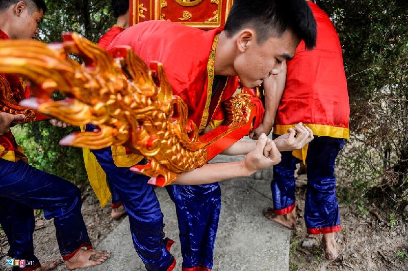 Thanh niên từ 18 tuổi trở lên mới được phép tham gia. Trong ảnh, anh Đoàn Quang Huy (sinh năm 1999) lần đầu tiên được làm thành viên rước kiệu.