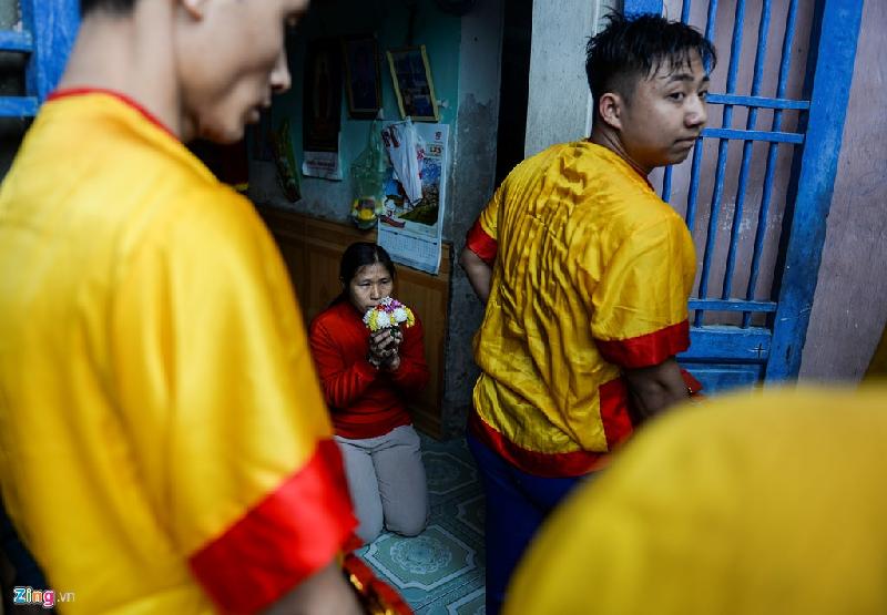 Đoàn rước kiệu đi vòng quanh làng và vào cả nhà dân.