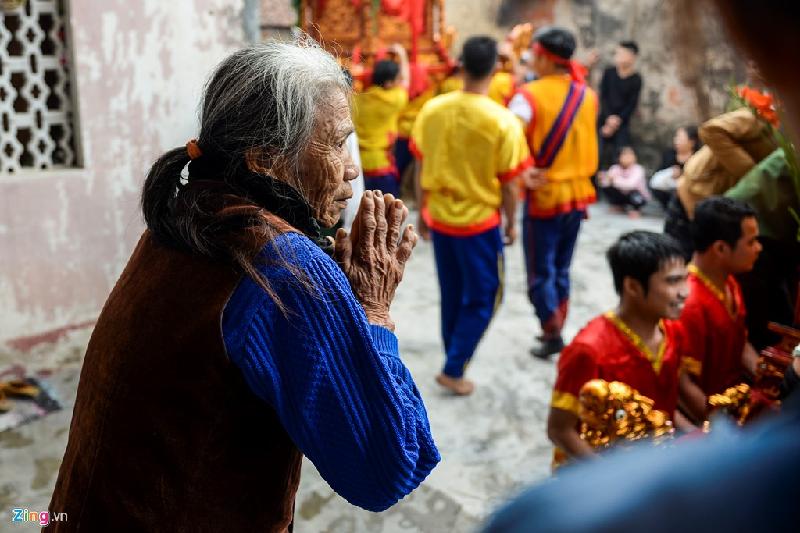 Những gia đình may mắn được kiệu ghé đến là những nhà đã từng làm chủ hội hoặc có công đóng góp cho nhà chùa như gia đình nhà bà Mùi (thôn Thọ Lộc).