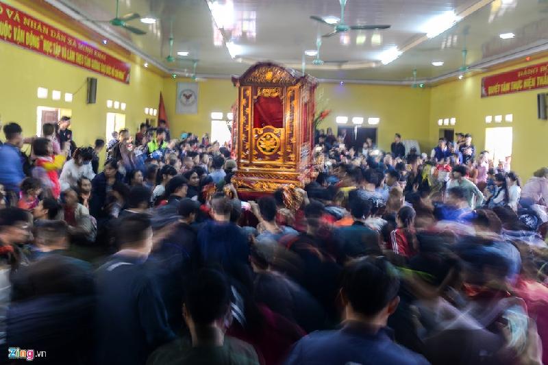 Mỗi khi kiệu di chuyển cả dòng người lại ùa theo tạo nên khung cảnh rất ồn ào.