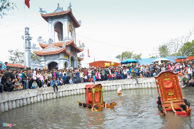 Chùa miếu ao đình là những nơi đoàn kiệu sẽ ghé đến cúng lễ và tham gia màn rước kiệu dưới nước.
