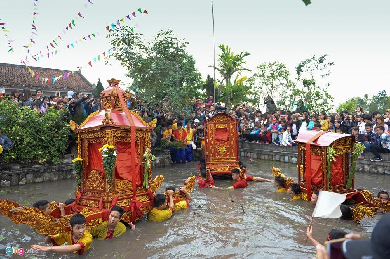 3 chiếc kiệu cùng lội xuống nước tại ao chùa.
