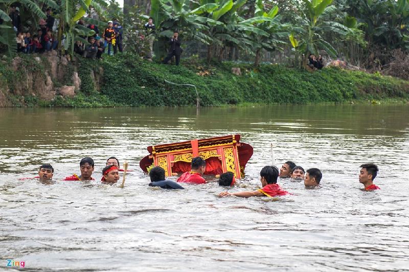 Một chiếc kiệu bị lật chìm gần hết khiến các chàng trai chới với.
