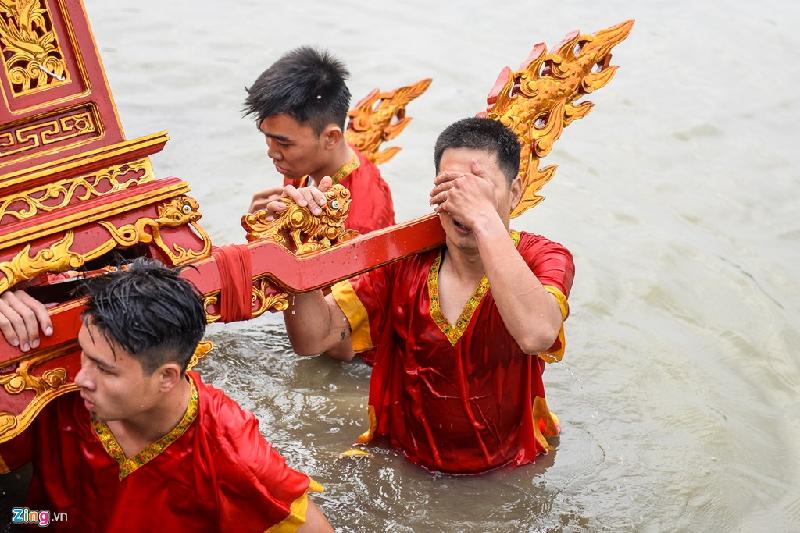 Nhưng ngay sau đó với sự giúp đỡ tăng cường, chiếc kiệu đã được vớt lên khênh đi tiếp.
