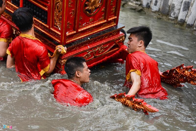 Anh Nghiệp, một người trong đoàn rước kiệu chia sẻ: “Chúng tôi không thể biết trước kiệu sẽ đi đường nào, vào nhà ai, mọi thứ như được điều khiển và không thể đi theo ý mình được”.