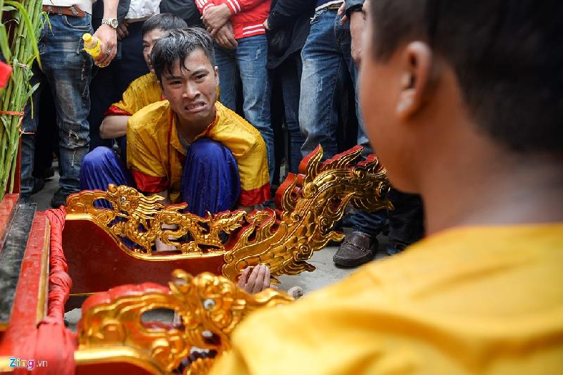 Anh Đoàn Văn Hải cho biết đây là năm thứ 3 anh tham gia khiêng kiệu mặc dù rất mệt. 