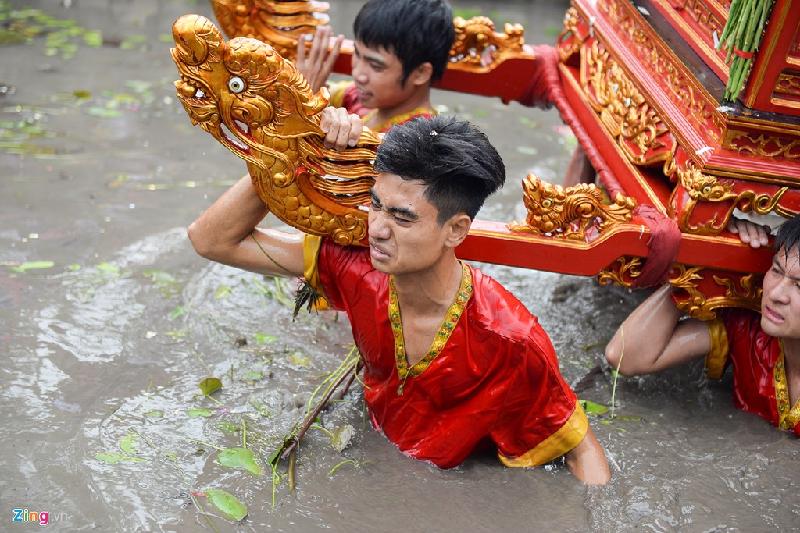Mỗi buổi rước thường kết thúc đúng giờ chính Ngọ (12h trưa). Tuy nhiên cũng có những năm nghi lễ kéo dài đến 15h chiều.
