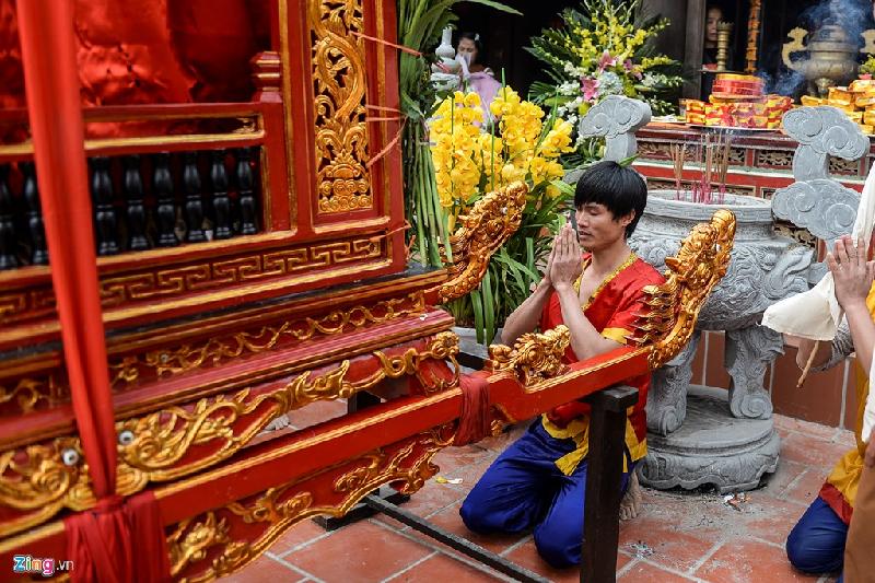 Khi kiệu đã về trước đền thánh, người khiêng vái lạy cầu chúc một năm mới bình an.