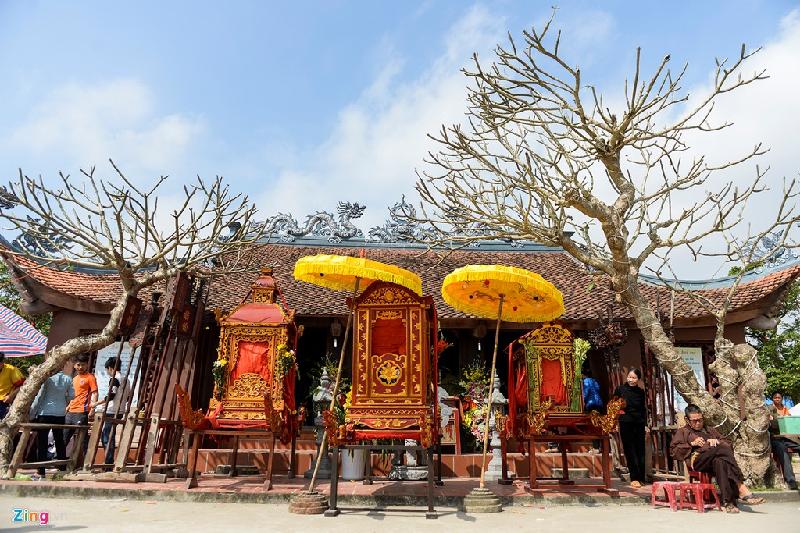 Kết thúc buổi rước, 3 kiệu được quy tụ tại đền thánh Từ Đạo Hạnh.