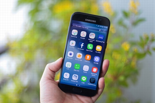 2. Kích cỡ nhỏ gọn: Đây có lẽ là điểm hấp dẫn người mua của smartphone này. Trong khi xu hướng hiện nay đối với các nhà sản xuất là chế tạo các thiết bị với màn hình lớn, thì một số người dùng vẫn trung thành với màn hình kích thước nhỏ hơn 5 inch. Tuy vậy vẫn có một số các nhà sản xuất vẫn chế tạo các smartphone chất lượng cao có kích cỡ nhỏ gọn. Trong phân khúc tầm trung, Sony là nhà sản xuất duy nhất với sản phẩm Sony Xperia Z5 Compact và Sony Xperia X Compact. Samsung Galaxy A3 mới có lợi thế là rẻ hơn Sony Xperia X Compact và có khả năng chống thấm nước, một yếu tố mà Sony đã không trang bị cho sản phẩm Xperia X Compact của họ. Với màn hình 4,7 inch, Samsung Galaxy A3 2017 sẽ làm hài lòng tất cả những người đam mê màn hình nhỏ gọn.