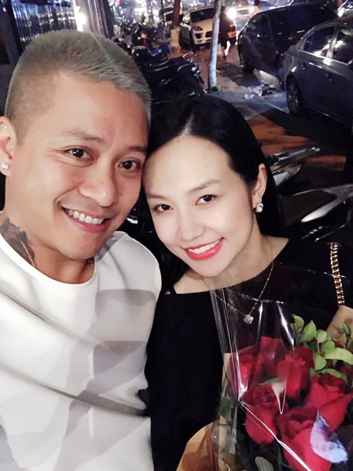 Ca sĩ Tuấn Hưng và bà xã Thu Hương rạng rỡ bên nhau. Thu Hương đang mang bầu em bé thứ hai và ở tháng thứ 8 của thai kỳ. 