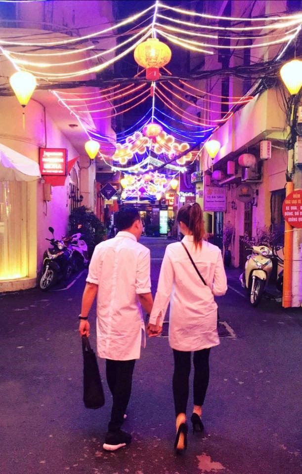 Trấn Thành và Hari Won không được ở bên nhau trong ngày Valentine, tuy nhiên cả hai vẫn dành cho nhau những lời mật ngọt. Trấn Thành đăng ảnh hai người mặc đồ đôi, nắm tay nhau cùng dòng chia sẻ: 
