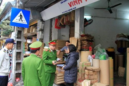 Nhiều hộ kinh doanh bị lập biên bản vì lấn chiếm vỉa hè