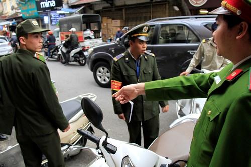 Những chiếc xe lấn chiếm vỉa hè được đưa về UBND phường chờ giải quyết. Nhiều chủ phương tiện khi bị công an hỏi đã bỏ xe lại hiện trường