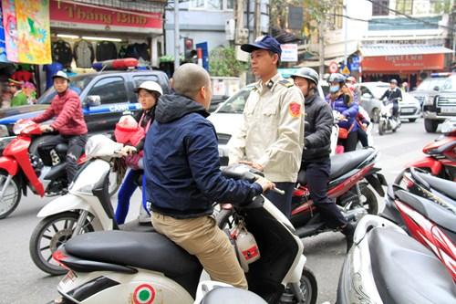 Bị tạm giữ chiếc xe đạp điện, người phụ nữ này cho rằng, chỉ đi mua bánh mì và để vài phút trên vỉa hè. Tuy nhiên, lực lượng công an kiên quyết tạm giữ phương tiện