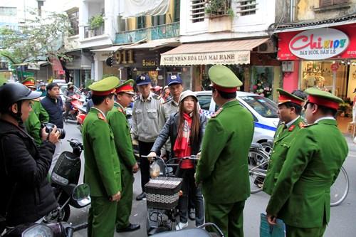 Một phương tiện bị đưa lên xe về nơi tạm giữ