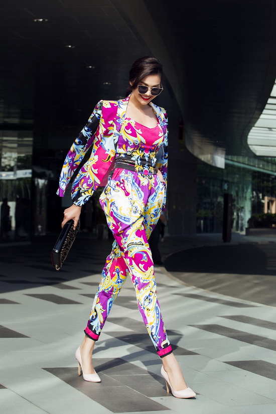 Bộ jumsuit nổi bật với những gam màu đối lập được kết hợp, tạo thành một tổng thể bắt mắt. Kết hợp cùng chiếc áo vest cùng màu, khoác ngoài hờ hững, tăng tính thời thượng cho bộ trang phục.
