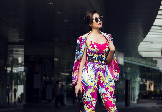 Bộ cánh với phần xiết eo trên tông nền đen tạo điểm nhấn đầy gợi cảm cho vòng hai.