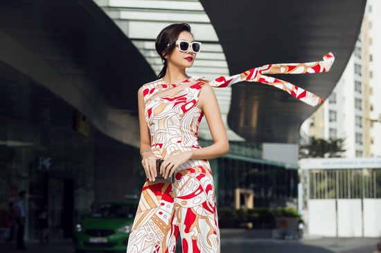 Ngoài ra, phần dải áo như chiếc khăn quàng cổ chính là điểm nhấn khác biệt trong bộ trang phục này.