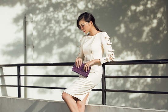 Bộ trang phục đầy độc đáo, mới lạ với những chiếc nơ được thiết kế chạy đọc theo phần tay áo.