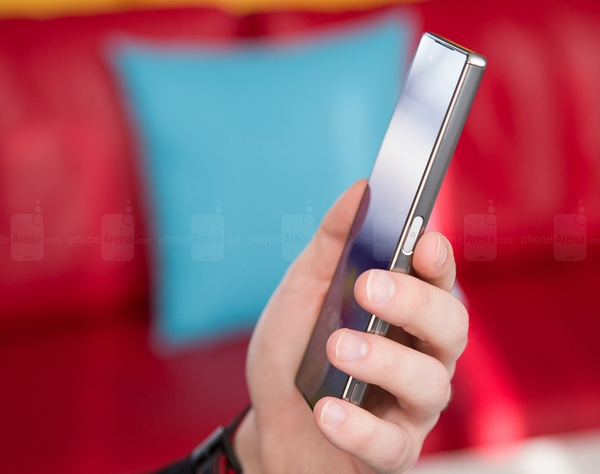 Bộ quét vân tay: Sony nhúng bộ quét vân tay vào nút Home trên các smartphone của hãng từ model Z5 nhưng kể từ Z5, tính năng này lại bị vô hiệu hóa cho các model bán ra ở thị trường Mỹ. Không biết chính xác lý do vì sao Sony lại làm như vậy nhưng giờ đây họ vẫn duy trì điều đó đối với XZ Premium này. Phiên bản XZ Premium cao cấp bán ra thị trường Mỹ sẽ không tích hợp bộ quét vân tay. Trong khi các smartphone cao cấp hiện nay hầu như đều tích hợp bộ quét vân tay.