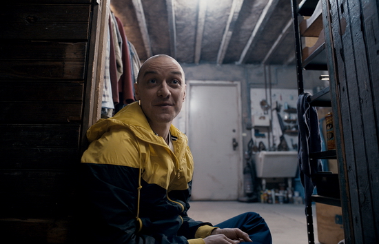 Hay cậu bé 9 tuổi Hedwig ngây thơ đều không thể làm khó James McAvoy 