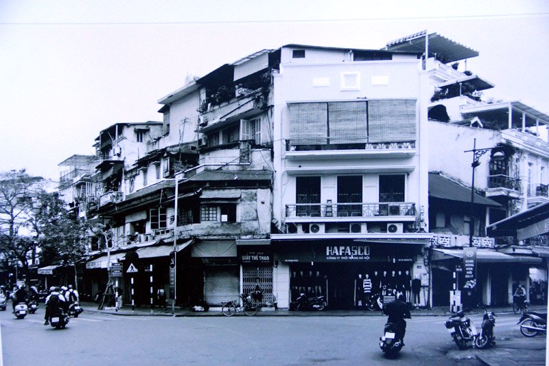 Ngã tư phố Hàng Gai - Hàng Đào ngày ấy và bây giờ.
