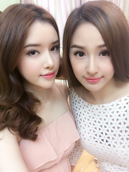 Mai Phương Thúy cùng em gái xinh tươi nhờ cách trang điểm nhẹ nhàng với son hồng