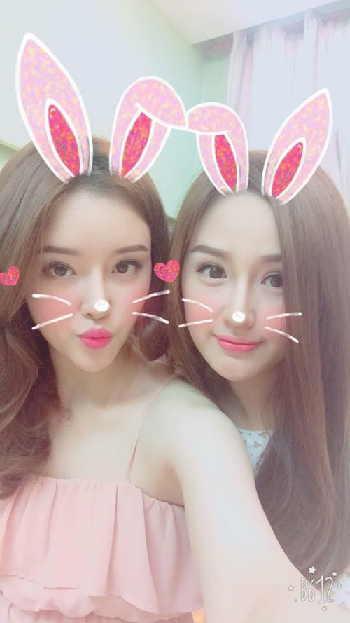 Hai người đẹp còn được ví von như học sinh cấp 3 vì ngoại hình trẻ trung, tạo dáng đáng yêu Trừ những khi đi dự các sự kiện đòi hỏi sự cầu kỳ, ngoài đời Mai Phương Thúy và em gái thường xuyên xuất hiện với hình ảnh giản dị, trang điểm nhẹ nhàng chiếm được cảm tình của đông đảo cư dân mạng.