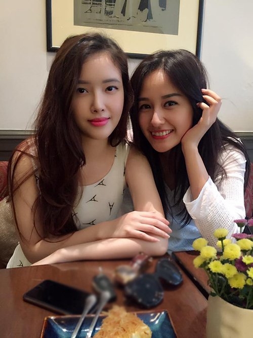 Cách trang điểm nhẹ nhàng rất hợp với 2 người đẹp