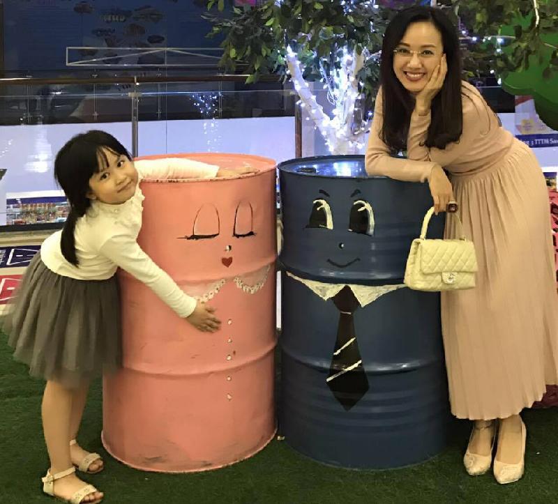 Đôi lúc lại diện tông màu trang phục hài hòa và đẹp mắt khiến ai nhìn cũng yêu.