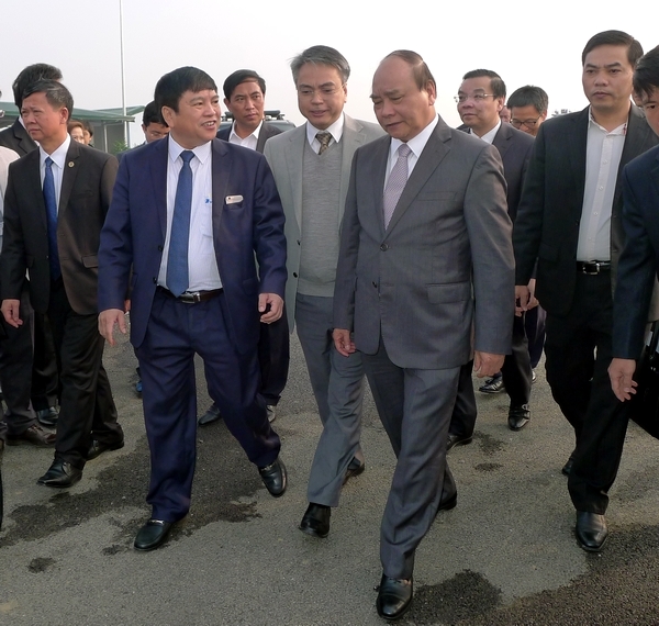 Chủ tịch Hội đồng thành viên VNPT Trần Mạnh Hùng và Phó Tổng Giám đốc VNPT Ngô Hùng Tín giới thiệu với Thủ tướng Nguyễn Xuân Phúc và đoàn quan khách thăm nhà máy sản xuất thiết bị của VNPT Technology tại Khu công nghệ cao Hòa Lạc.Nhà máy số 2 tại Khu công nghệ cao Hòa Lạc của VNPT có tổng diện tích 3,7 héc ta, gồm 2 khối nhà máy; 1 tòa nhà nghiên cứu và phát triển (R&D); Tòa điều hành và trung tâm đào tạo và Tòa nhà công nghệ cao tầng.